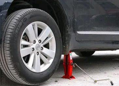 Problems needing attention when using vehicle jack