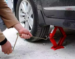 The correct usage method of scissor jack
