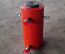 Why is it difficult to use hydraulic jacks in winter