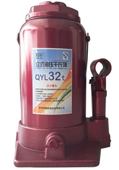 What is the appropriate oil injection amount for hydraulic jacks