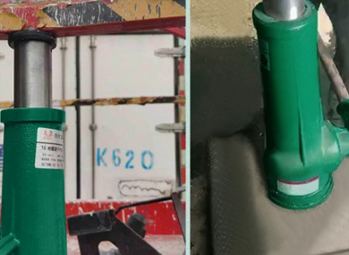 What materials can be placed between the head of the screw jack and the object being lifted