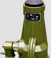 Machine tool installation with screw jack for precise height adjustment