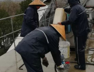 Water plant maintenance personnel use hydraulic jacks to repair screw conveyors