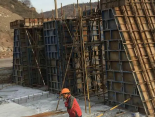 Spiral jack becomes a mobile auxiliary equipment for ultra long culvert formwork