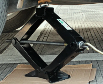 The self-locking ability of a scissor jack determines its support time